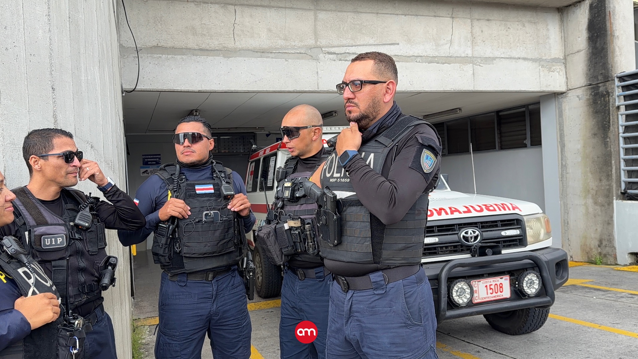 Presencia policial en las afueras de emergencias del hospital de Cartago.