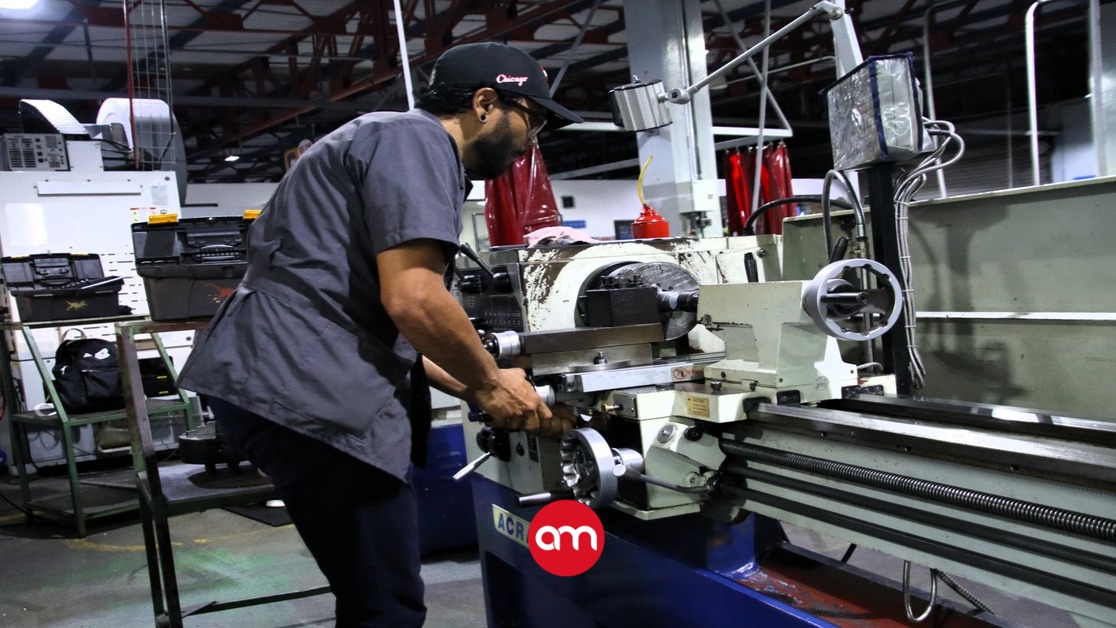 Estudiante del COVAO Nocturno realiza una práctica de Mecánica de Precisión utilizando un torno en Cartago.
