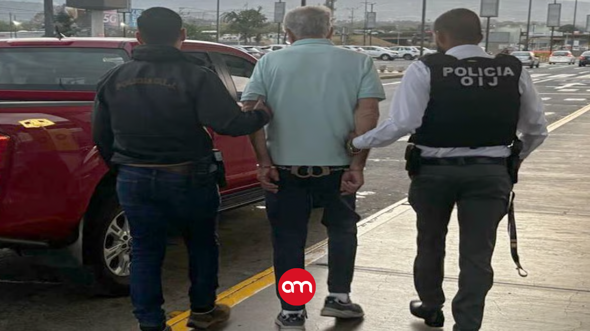 El estadounidense fue detenido el año anterior en el aeropuerto en uno de sus tantos viajes.