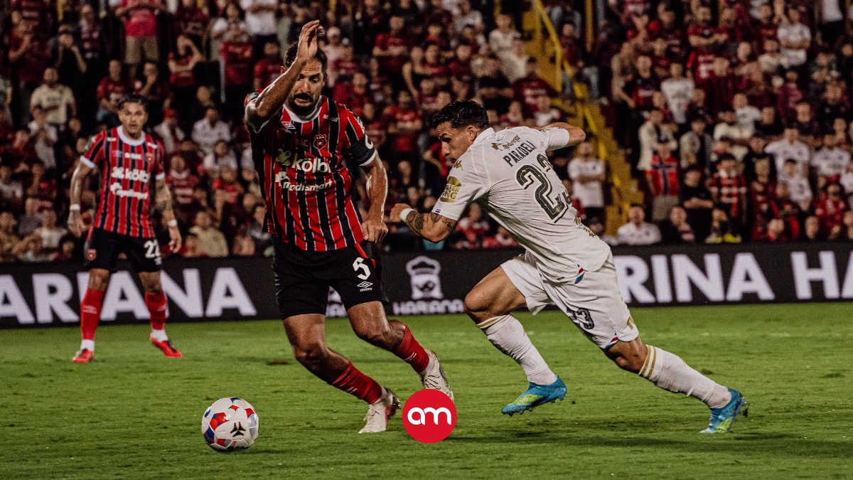 Alajuelense cayó derrotado en casa ante su archirrival: el Deportivo Saprissa.