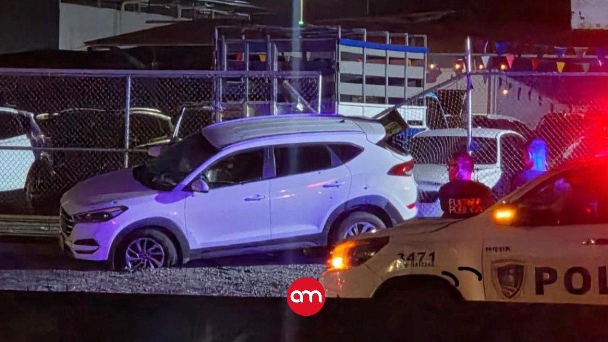 Así quedó el carro en que viajaba Mister Músculo cuando disparó contra la policía.
